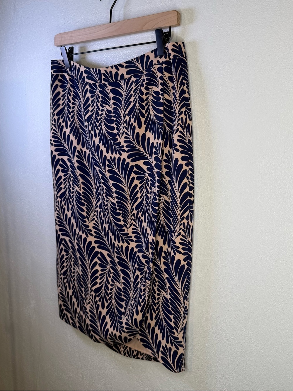 Ann Taylor Women’s Midi Pencil Skirt Faux Wrap Navy & Beige Petal Print Size 8 - Picture 4 of 16